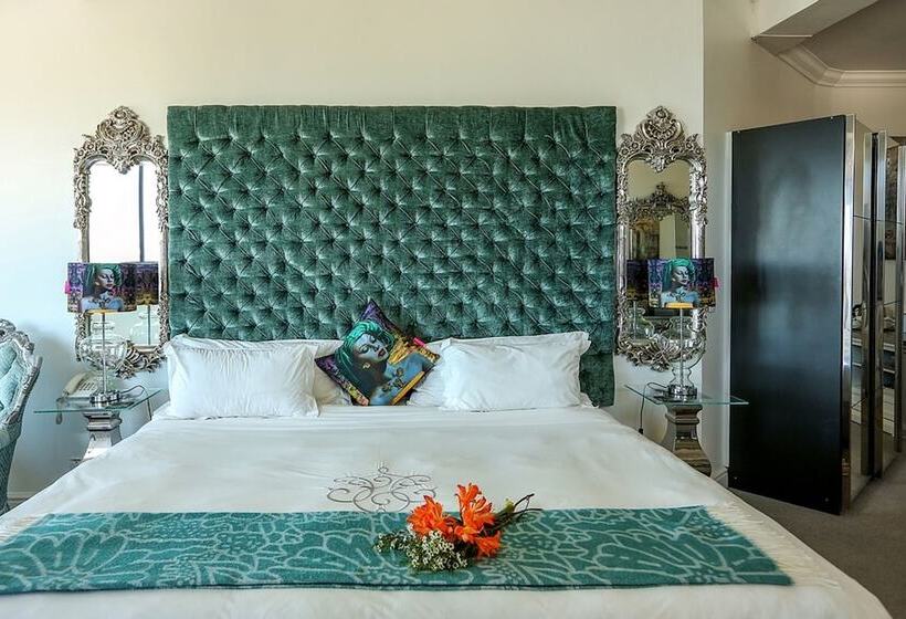 Penthouse Room, Misty Waves Boutique