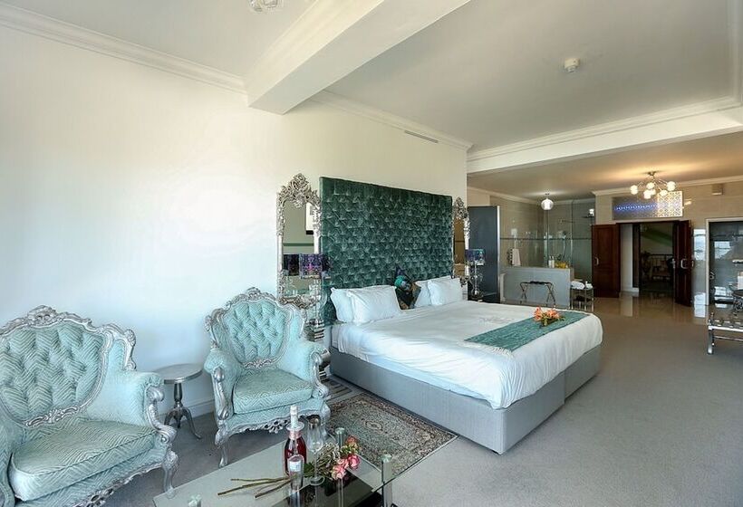 Penthouse Room, Misty Waves Boutique