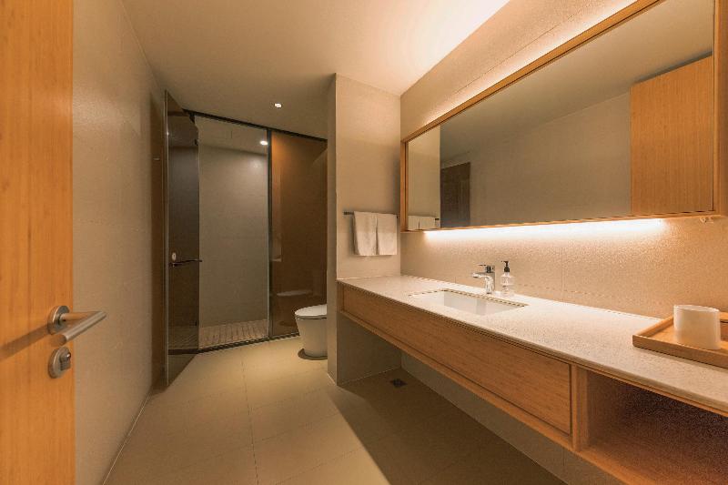 اتاق استاندارد چهار تخته با چشم‌انداز دریا, Oriental Hotel Okinawa Resort & Spa