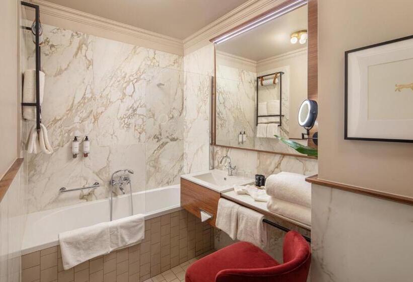 Deluxe Suite King Bed, Queen S Court Hotel & Residence
