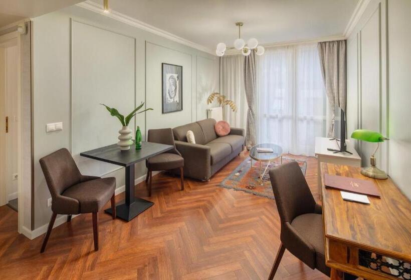 اتاق سوپریور سه تخته, Queen S Court Hotel & Residence