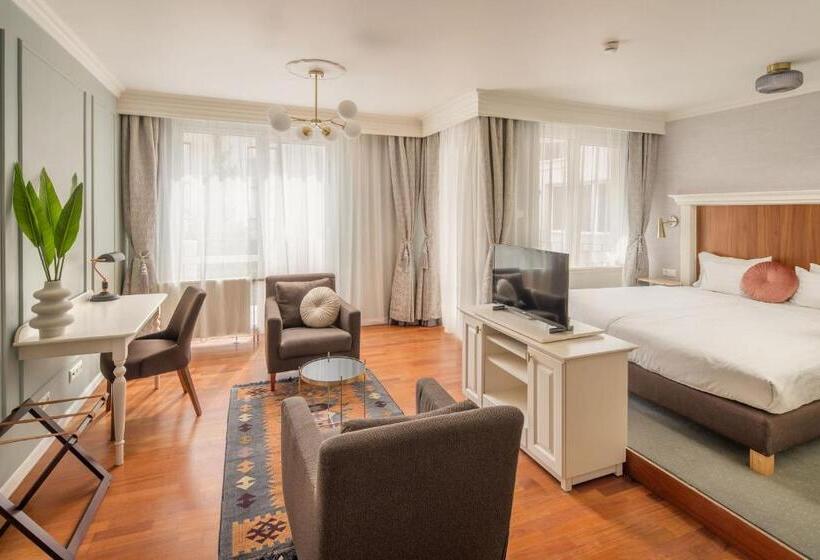 سوییت جونیور, Queen S Court Hotel & Residence