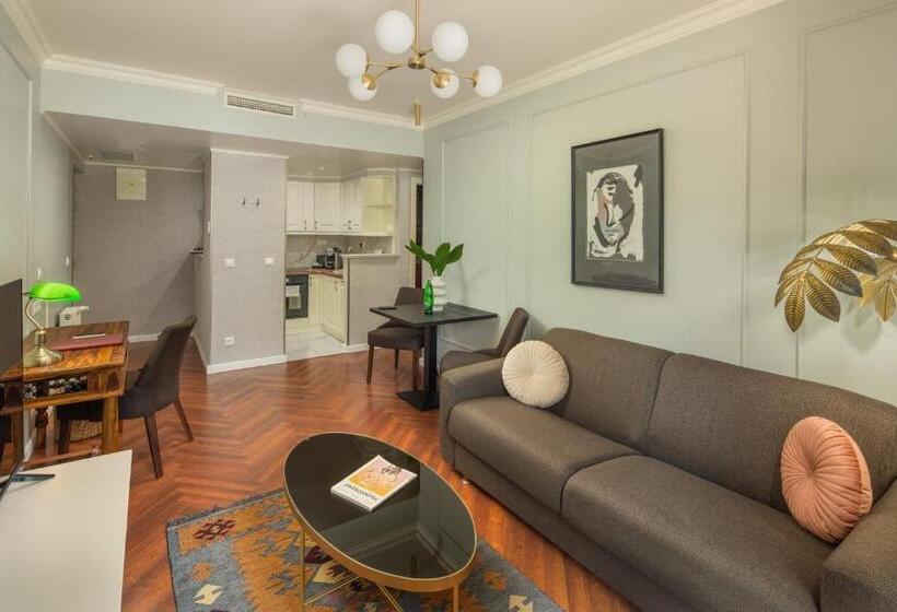 Superior Suite, Queen S Court  & Residence