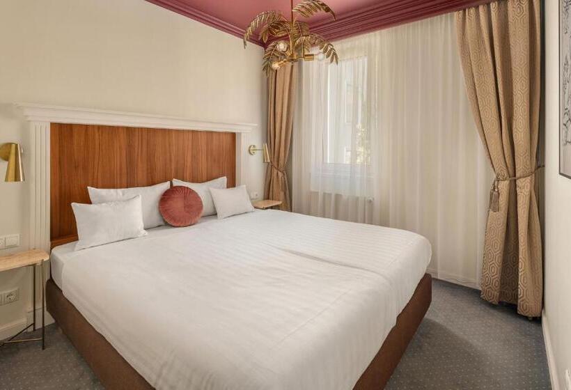 سوییت سوپریور, Queen S Court Hotel & Residence