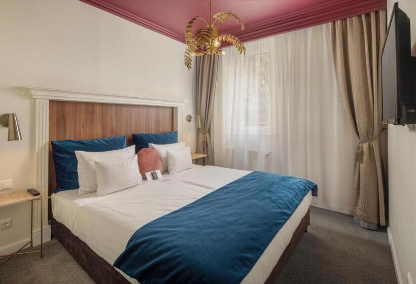 سوییت سوپریور, Queen S Court Hotel & Residence