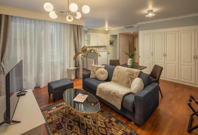 Deluxe Suite King Bed, Queen S Court Hotel & Residence