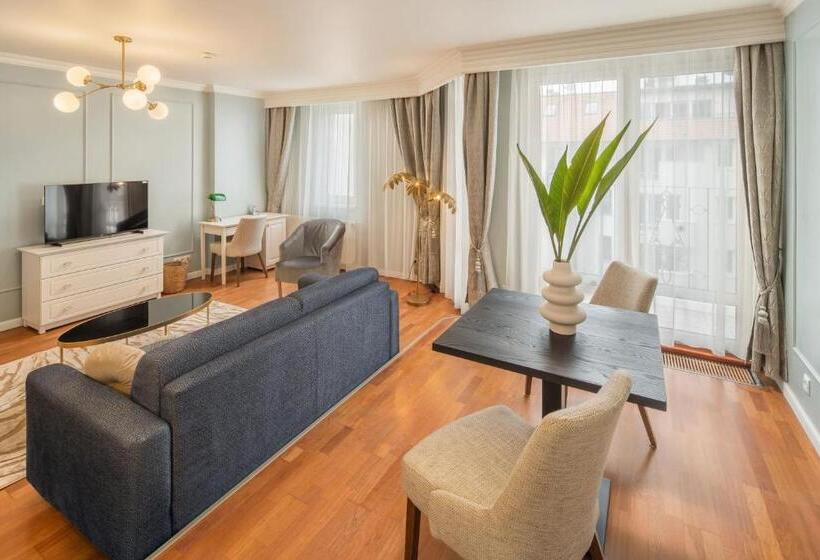 Deluxe Suite King Bed, Queen S Court Hotel & Residence