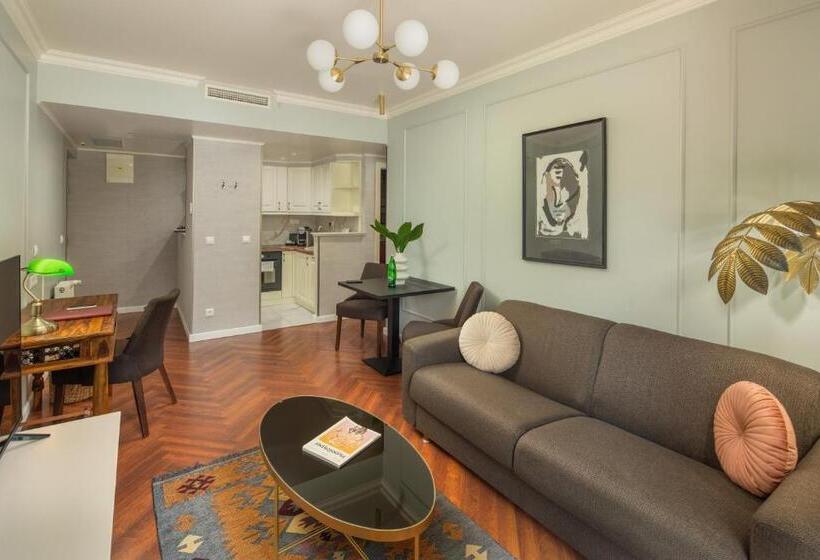 اتاق سوپریور سه تخته, Queen S Court Hotel & Residence