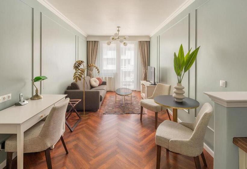 اتاق سوپریور سه تخته, Queen S Court Hotel & Residence