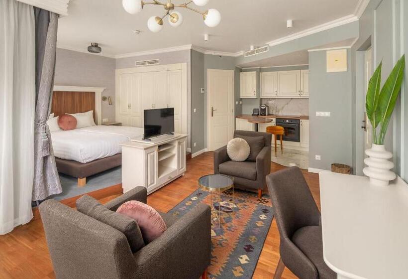 سوییت جونیور, Queen S Court Hotel & Residence