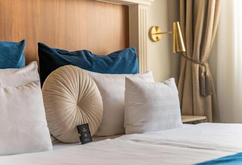 سوییت جونیور, Queen S Court Hotel & Residence