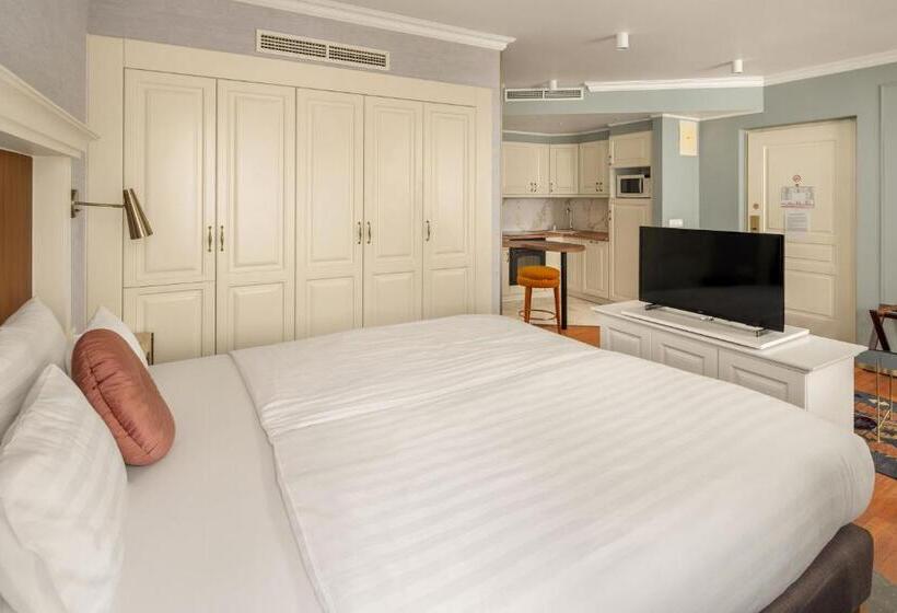 سوییت جونیور, Queen S Court Hotel & Residence