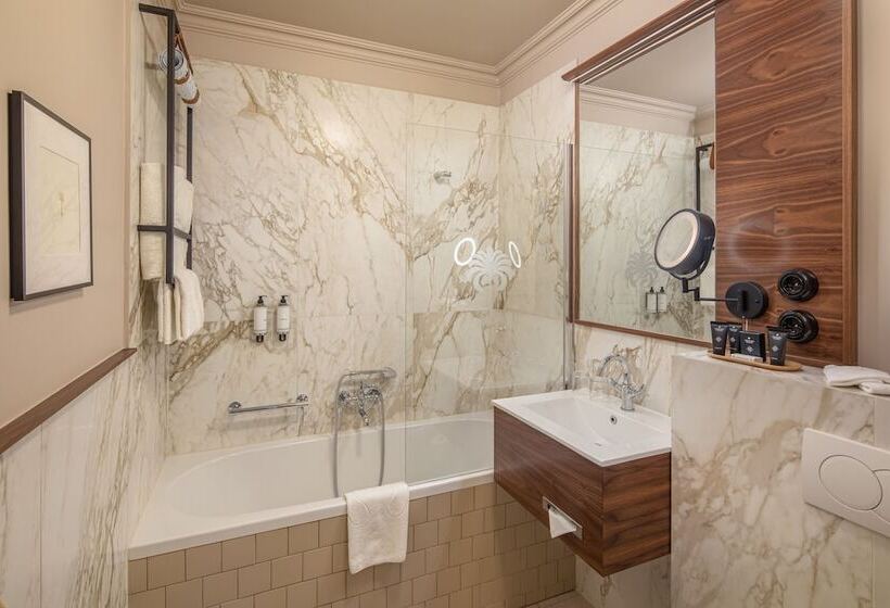 سوئیت خانواده 2 خوابه, Queen S Court Hotel & Residence