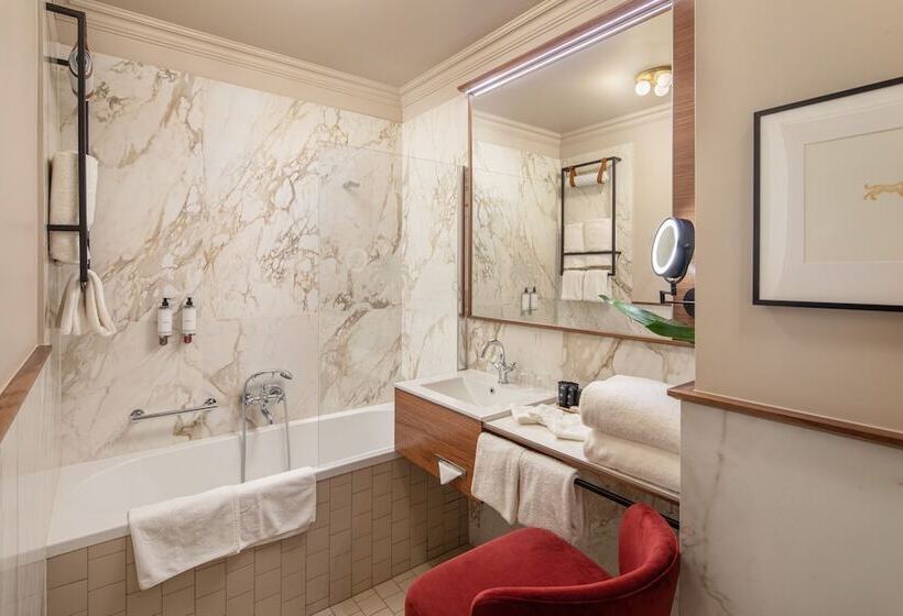 اتاق سوپریور سه تخته, Queen S Court Hotel & Residence