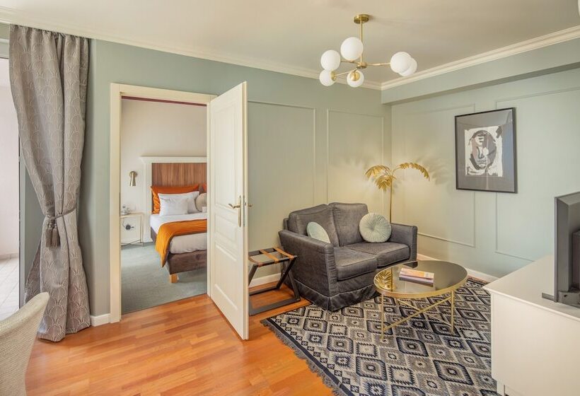 Superior Suite, Queen S Court  & Residence