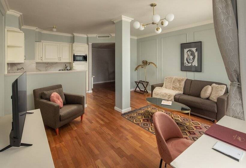 Deluxe Suite King Bed, Queen S Court Hotel & Residence