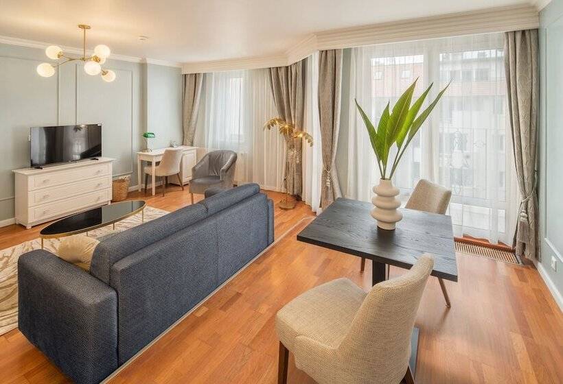 Deluxe Suite King Bed, Queen S Court Hotel & Residence