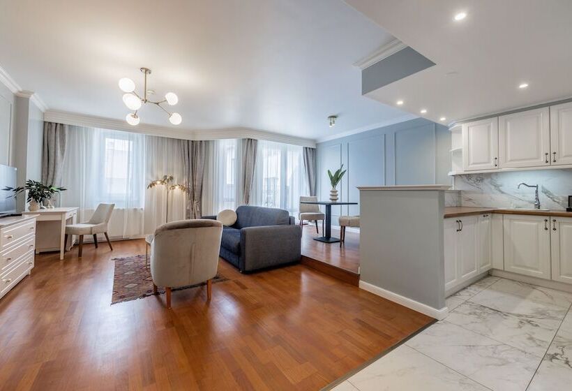 Deluxe Suite King Bed, Queen S Court Hotel & Residence