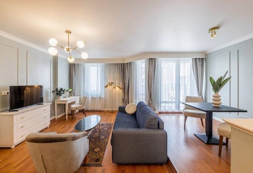 Deluxe Suite King Bed, Queen S Court Hotel & Residence