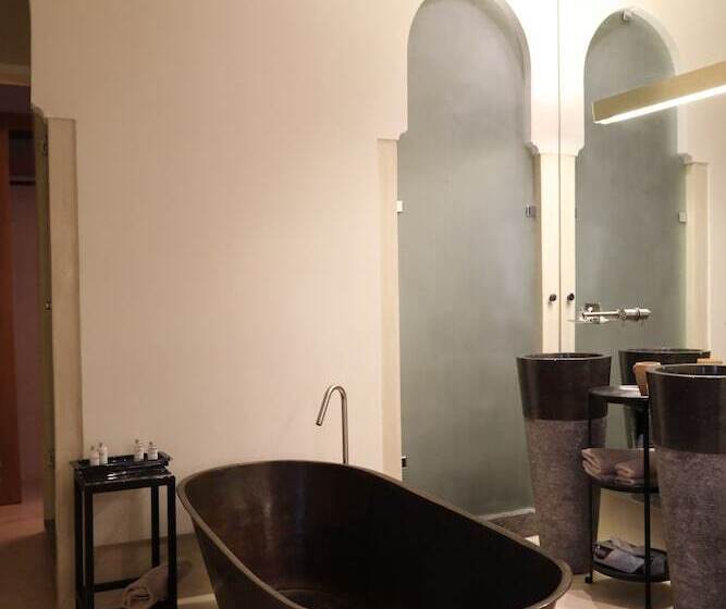 سوئیت جونیور با تراس, 72 Riad