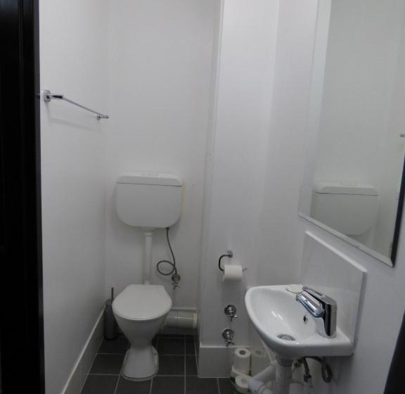 تختخواب در اتاق مشترک, Billabong Backpackers Resort