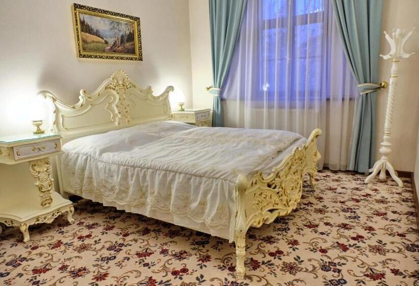 جناح ملكى, Gold