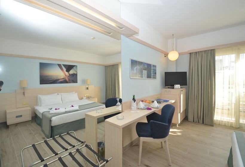 اتاق استاندارد با چشم‌انداز استخر, La Blanche Resort & Spa