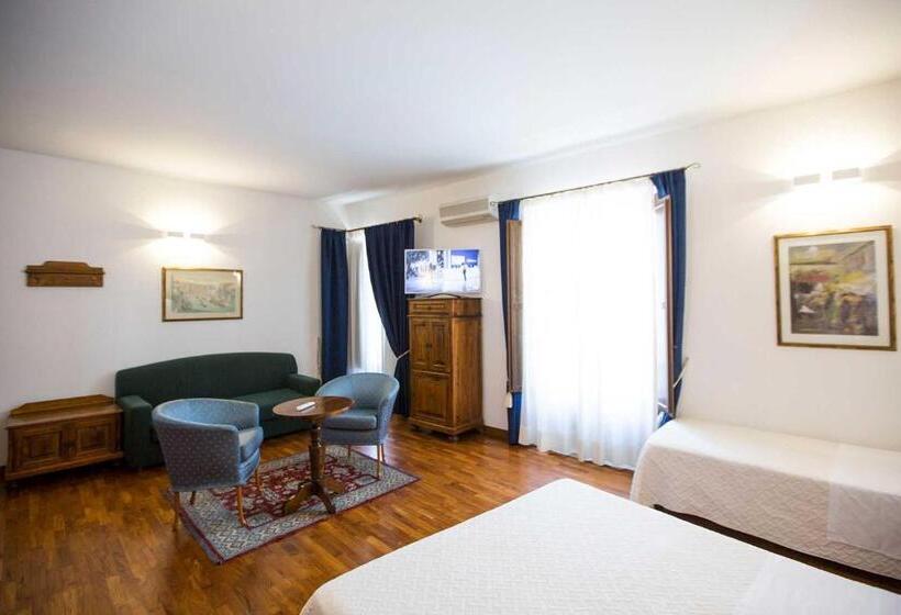 اتاق لوکس با بالکن و چشمانداز دریا, La Piazzetta