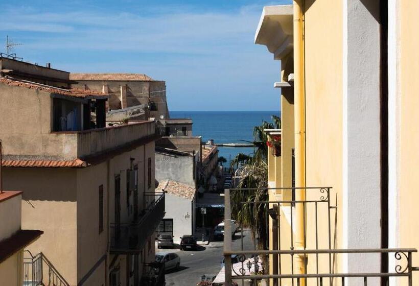 اتاق لوکس با بالکن و چشمانداز دریا, La Piazzetta