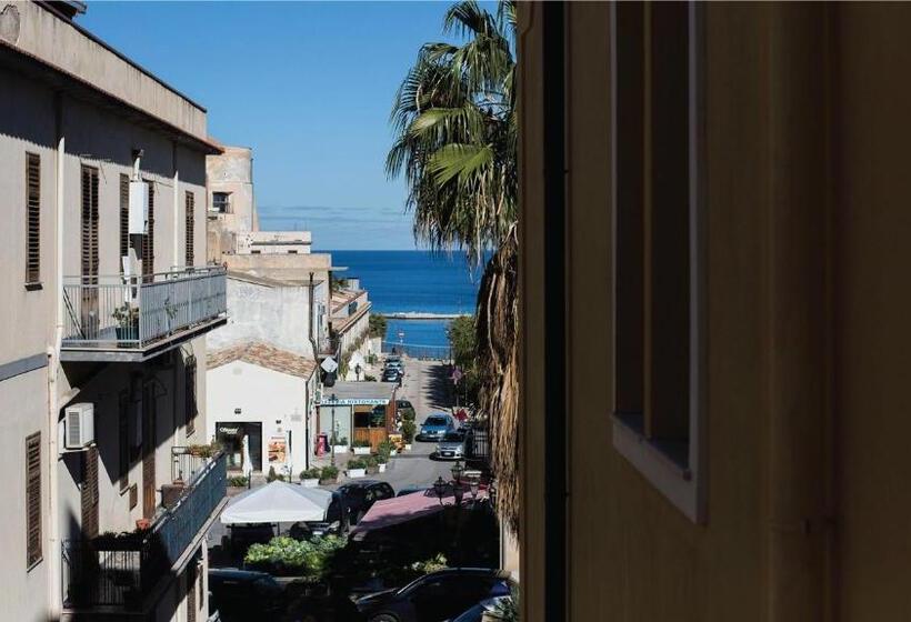 اتاق لوکس با بالکن و چشمانداز دریا, La Piazzetta