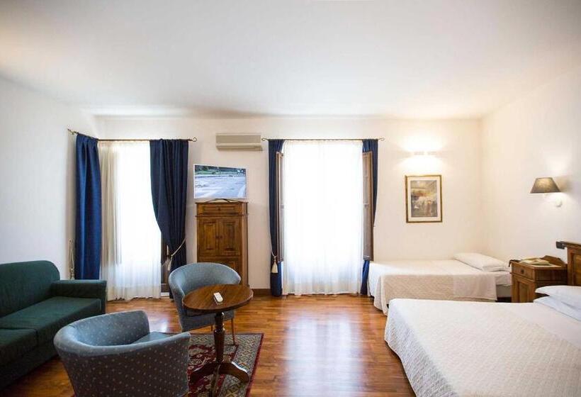 اتاق لوکس با چشمانداز, La Piazzetta