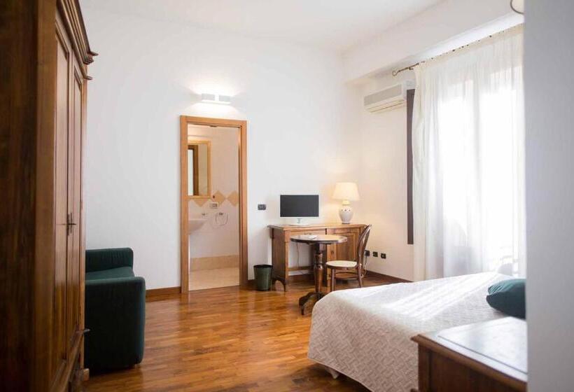 اتاق کلاسیک چهارنفره, La Piazzetta