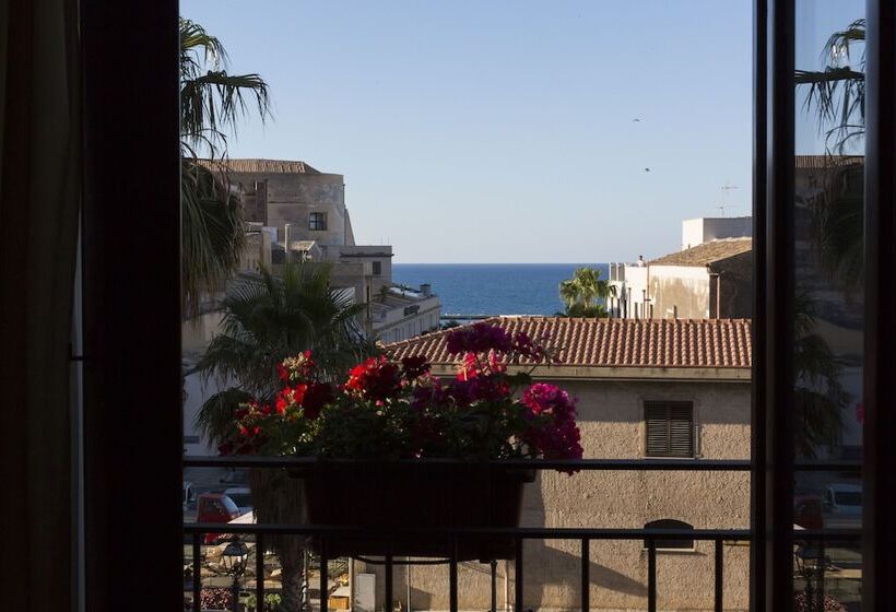 اتاق لوکس با بالکن و چشمانداز دریا, La Piazzetta