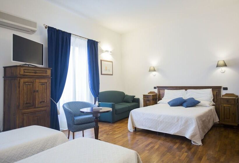 اتاق لوکس با بالکن و چشمانداز دریا, La Piazzetta