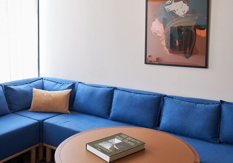 استودیوی استاندارد, Laneways By Ovolo