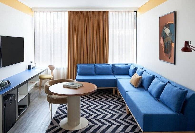 استودیوی استاندارد, Laneways By Ovolo