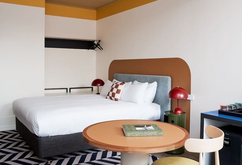 استودیوی استاندارد, Laneways By Ovolo