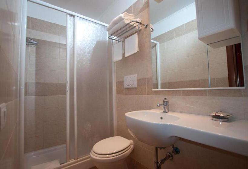 اتاق پنج‌تخته استاندارد, New Morpheus Rooms
