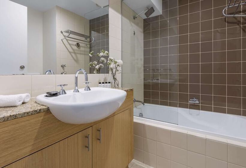 استودیوی استاندارد, Oaks Melbourne On Market