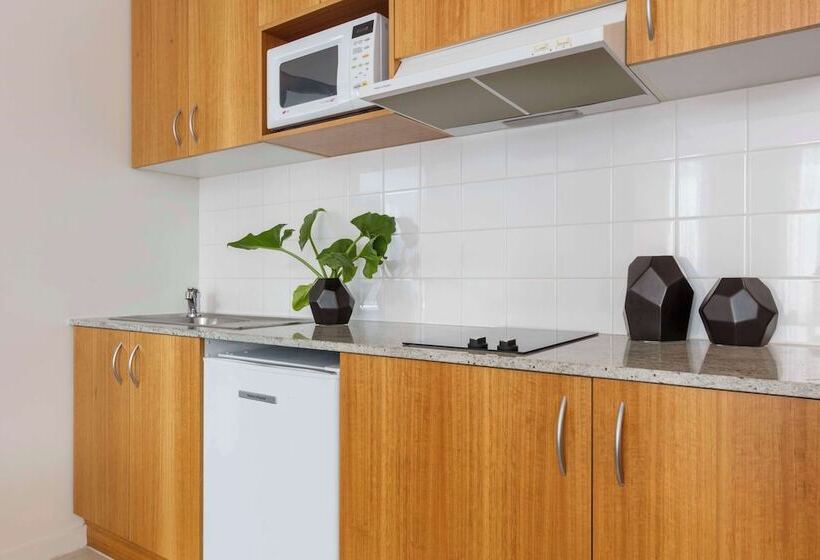 1 Bedroom Apartment City View, Oaks Melbourne On Market
