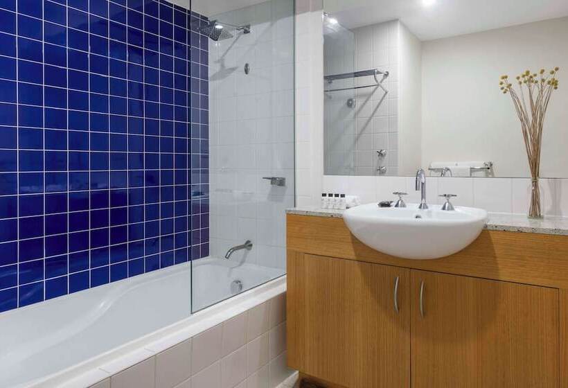 استودیوی پریمیوم, Oaks Melbourne On Market