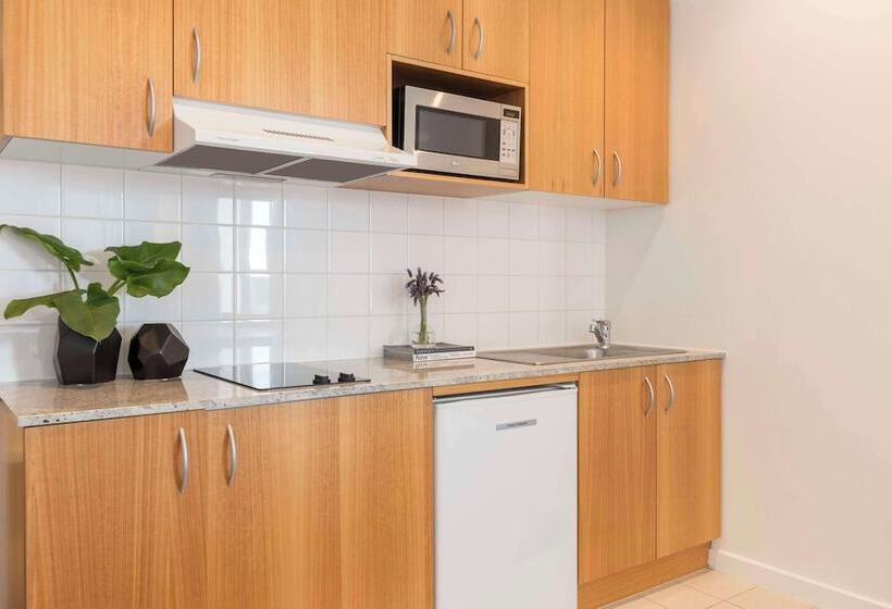 استودیوی پریمیوم, Oaks Melbourne On Market