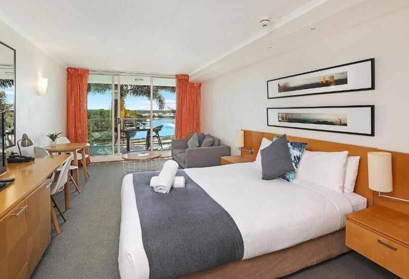 استودیوی استاندارد, Pelican Waters Golf Resort