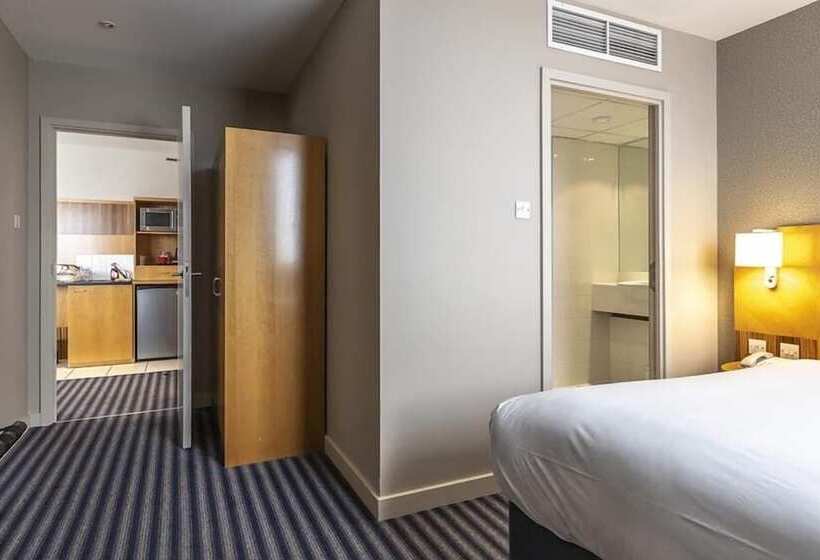 جناح, Ramada  And Suites By Wyndham Coventry