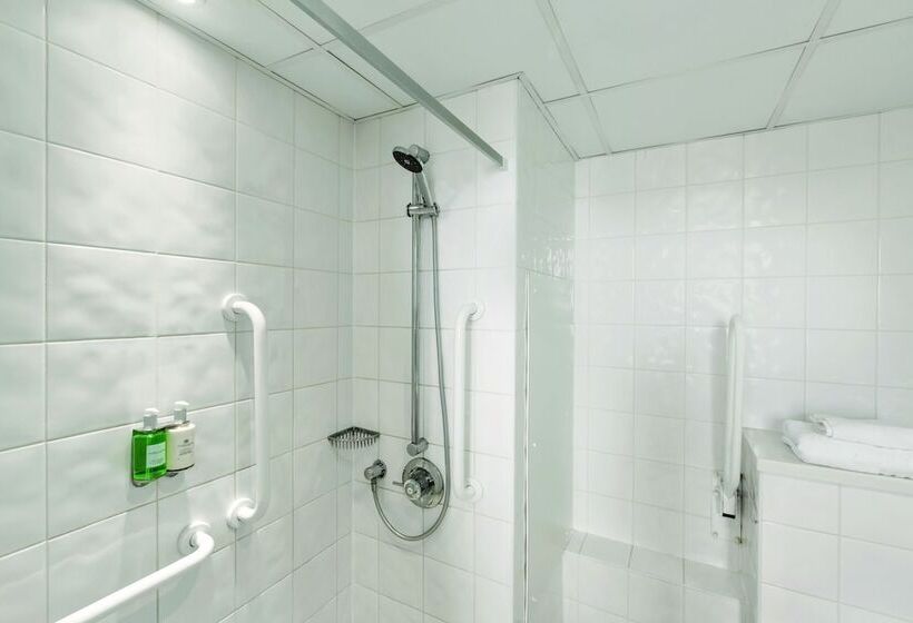 اتاق استاندارد برای معلولان, Ramada Hotel & Suites By Wyndham Coventry