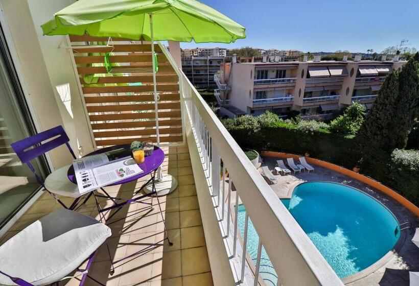 Superior Room Pool View, Restaurant De La Mer