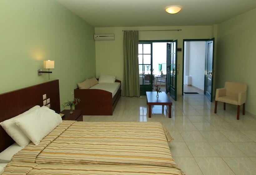 اتاق خانوادگی با چشم‌انداز دریا, Skiathos Club Hotel Suites