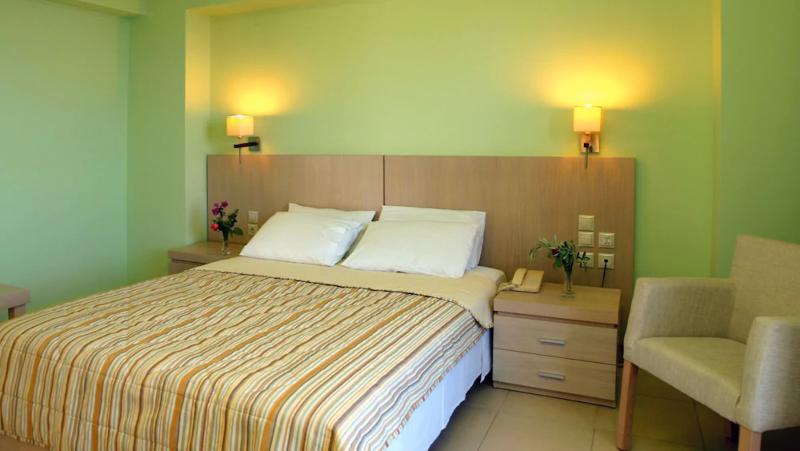 اتاق اساندارد با چشم‌انداز جانبی به دریا, Skiathos Club Hotel Suites