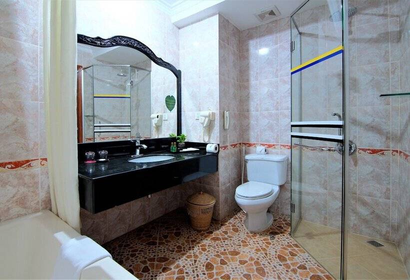 اتاق لوکس با چشم‌انداز استخر, Somadevi Angkor Resort & Spa