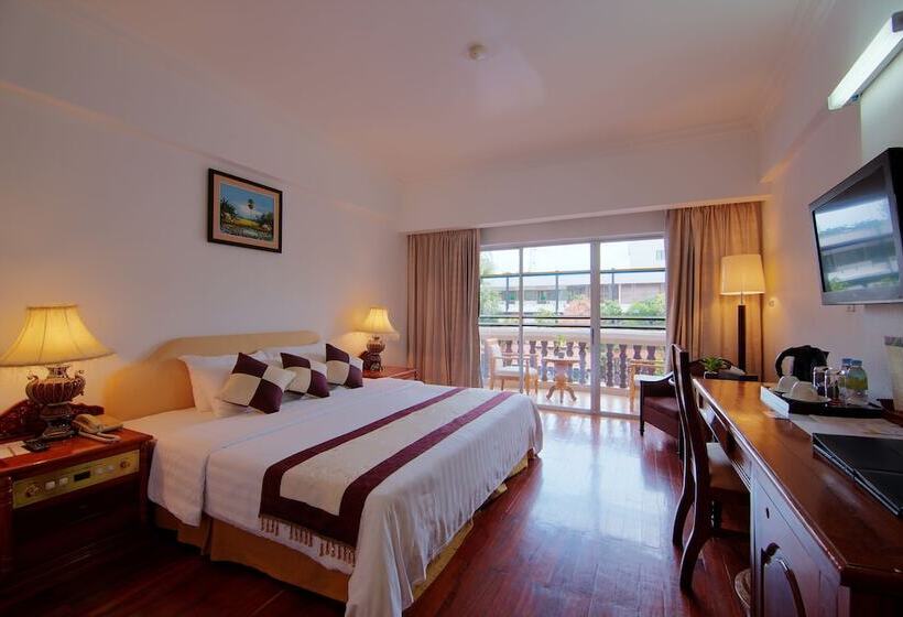 اتاق لوکس با چشم‌انداز استخر, Somadevi Angkor Resort & Spa